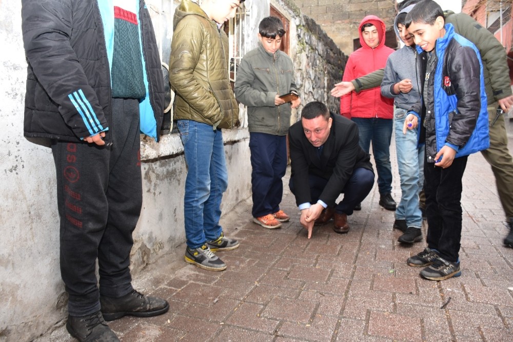 Başkan Beyoğlu sokakta çocuklarla misket oynadı 
