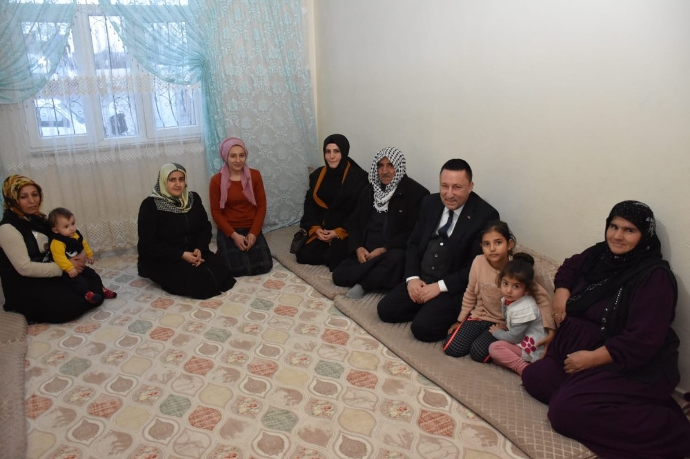 Başkan Beyoğlu, tek gözlü evde yaşayan mağdur aileye sahip çıktı 