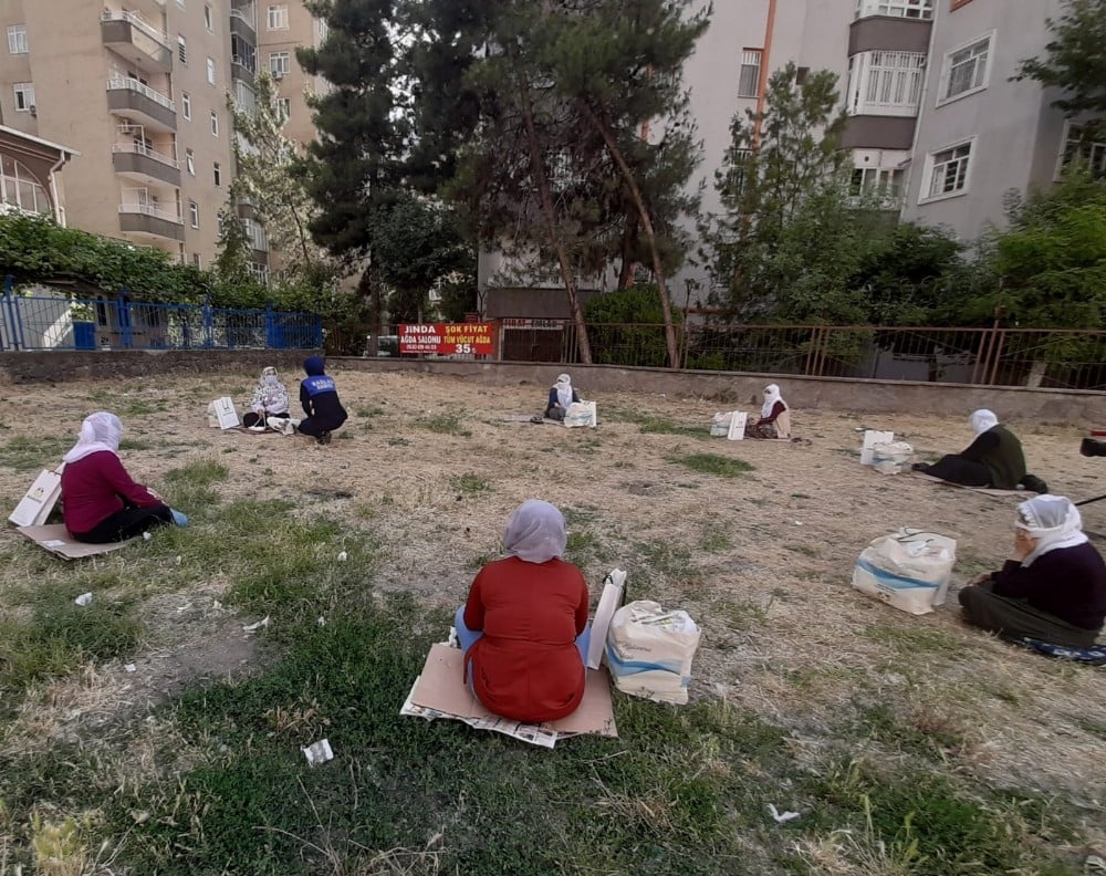 Başkan Beyoğlu’ndan örnek oturma düzeniyle takdir toplayan kadınlara hediye 