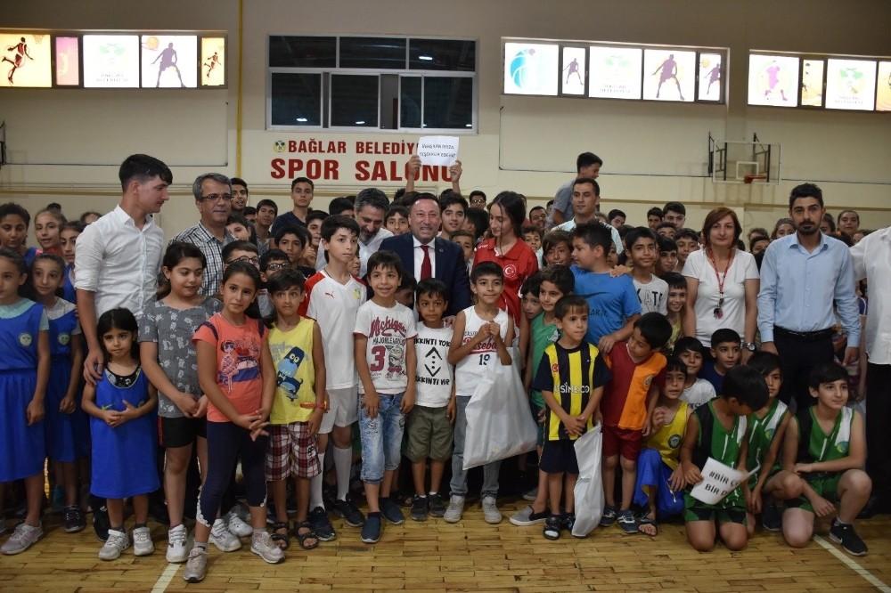 Başkan Beyoğlu’ndan yaz spor okullarına katılan çocuklara malzeme desteği 