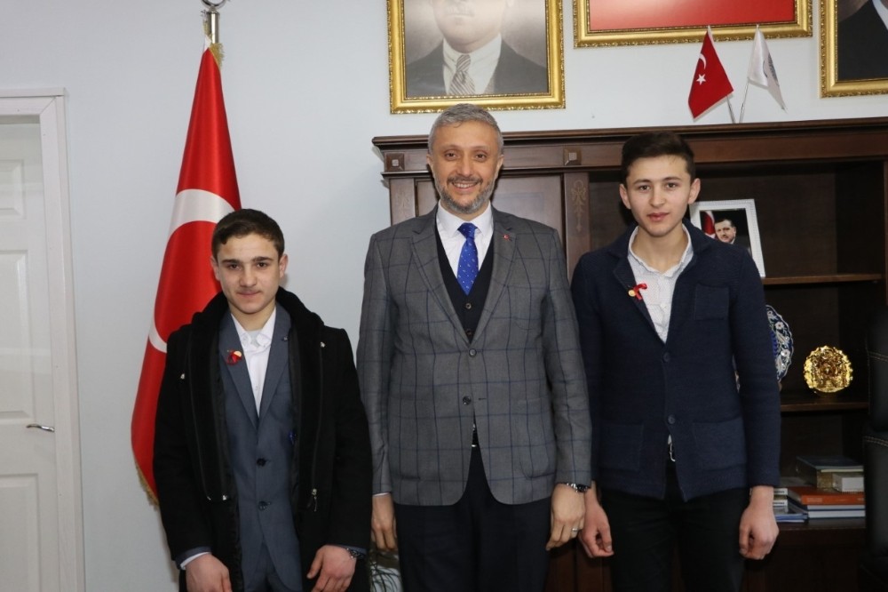 Başkan Biçer’den birinci olan hafızlara altın ödülü 