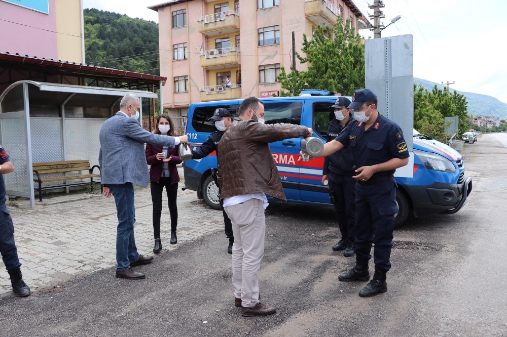 Başkan Biçer’den güvenlik güçlerine çay ikramı 