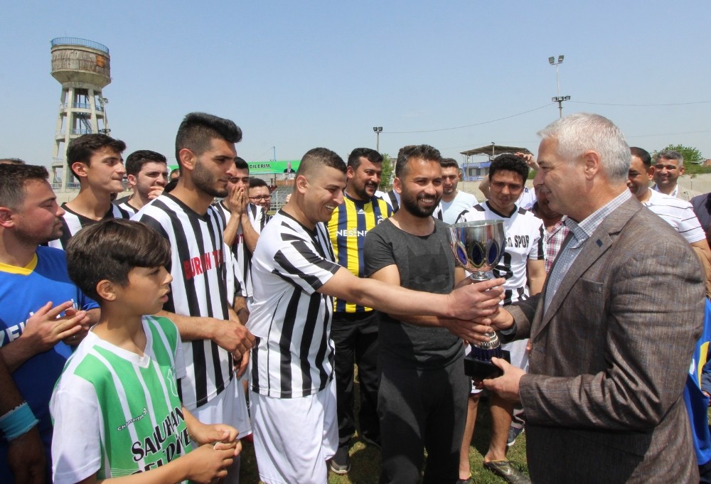 Başkan Bilgin, şampiyon takıma kupasını Verdi 