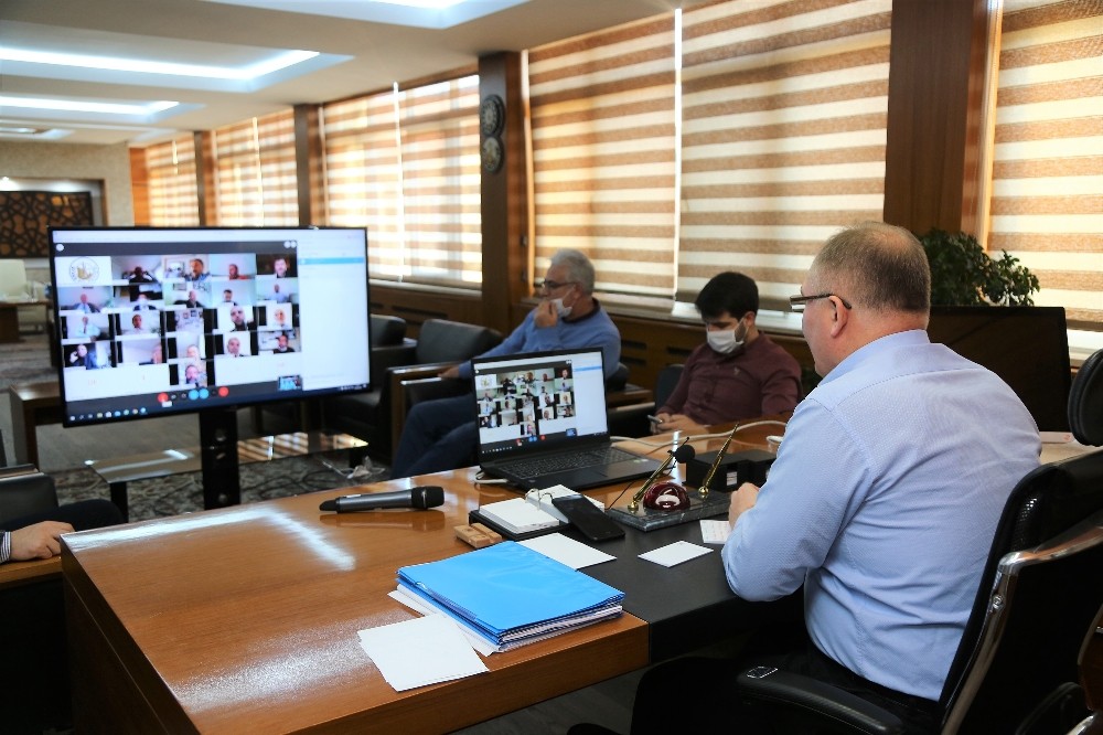 Başkan Bilgin video konferans yöntemiyle muhtarla toplantı yaptı 