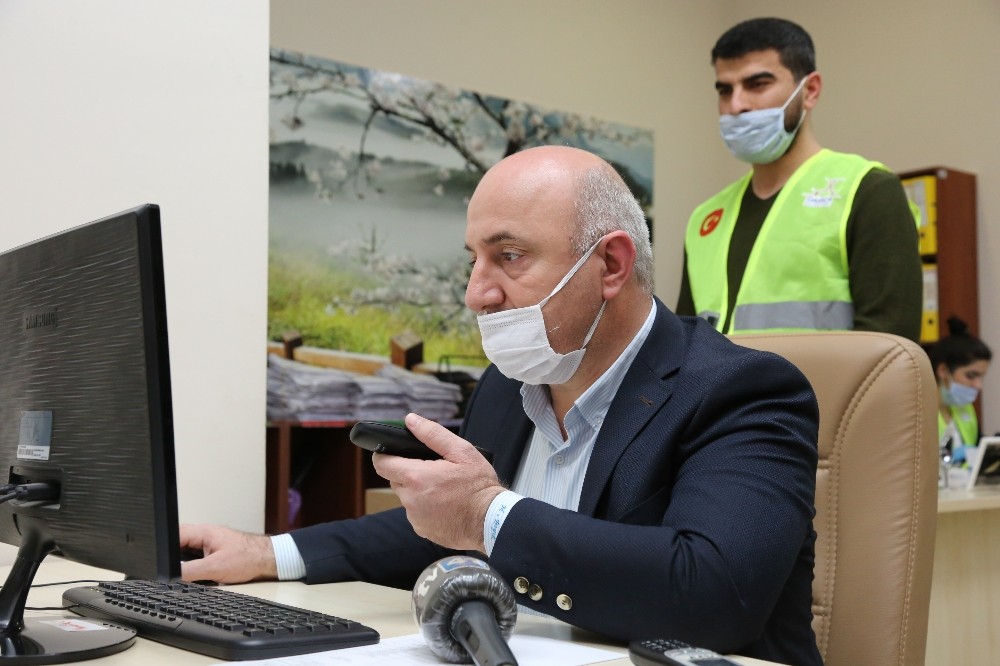 Başkan Bıyık, çağrı merkezine gelen telefonları cevapladı 