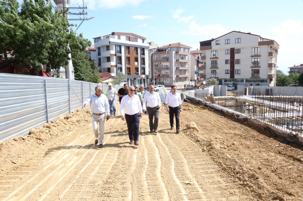 Başkan Bıyık, kapalı pazar yerinde incelemelerde bulundu 