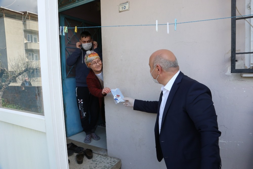Başkan Bıyık, kapı kapı gezerek ücretsiz maske dağıttı 