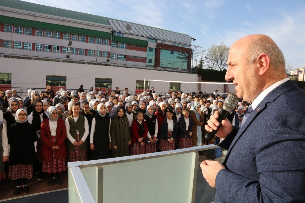 Başkan Bıyık, öğrencilerle bayrak törenine katıldı 