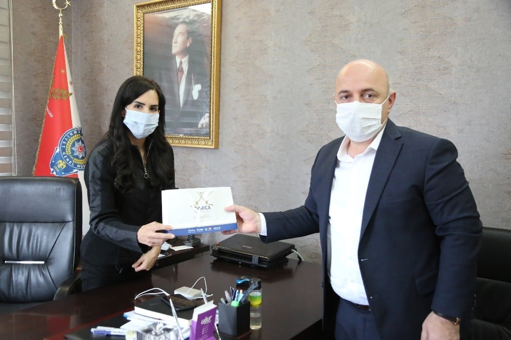 Başkan Bıyık, polislere ve muhtarlara maske dağıttı 