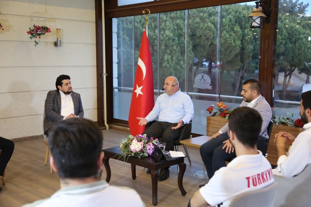 Başkan Bıyık, sosyal medya canlı yayınında gençlerle buluştu 