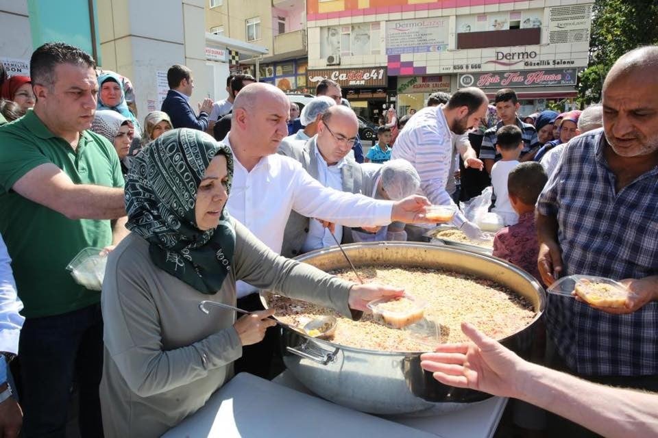 Başkan Bıyık, vatandaşlara aşure dağıttı 