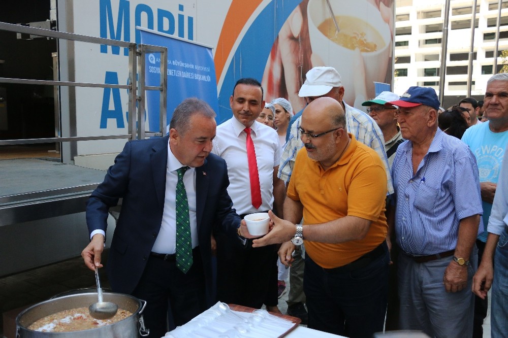 Başkan Böcek aşure dağıttı , turistler de aşure yedi 