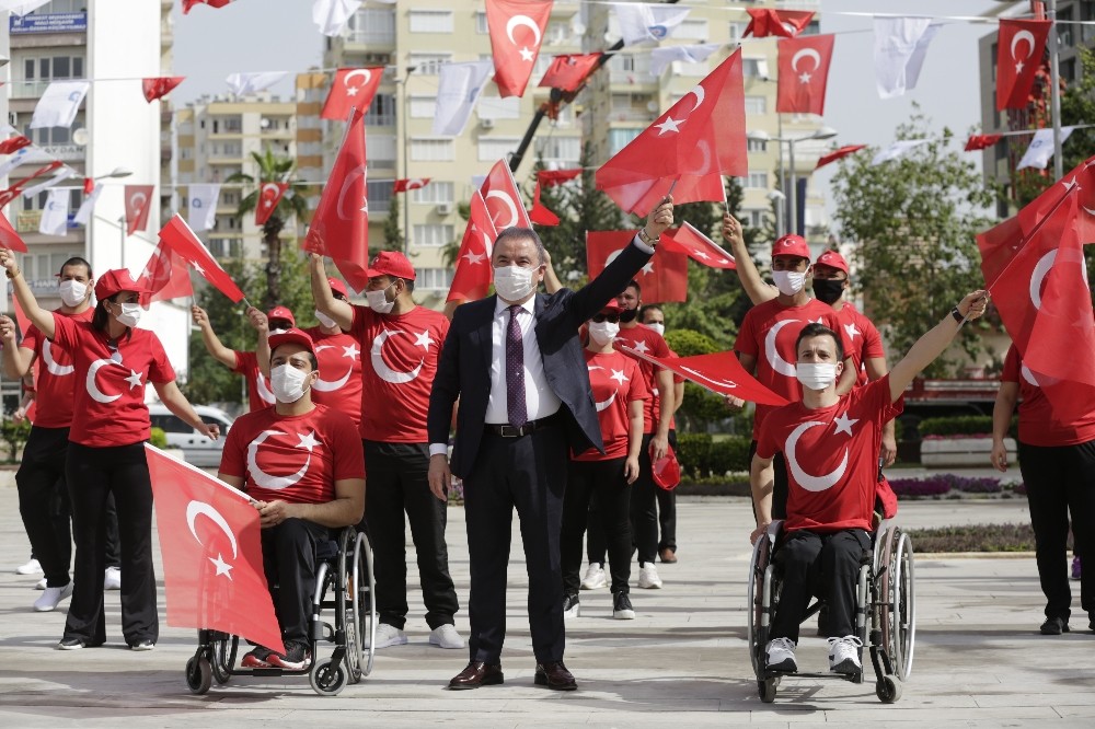 Başkan Böcek Atatürk Anıtına çelenk sundu 