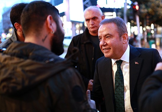 Başkan Böcek Atatürk Caddesi esnafını ziyaret etti 