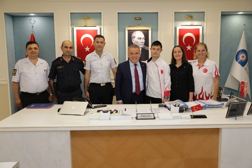 Başkan Böcek Milli sporcu Alperen Menç’i ağırladı 
