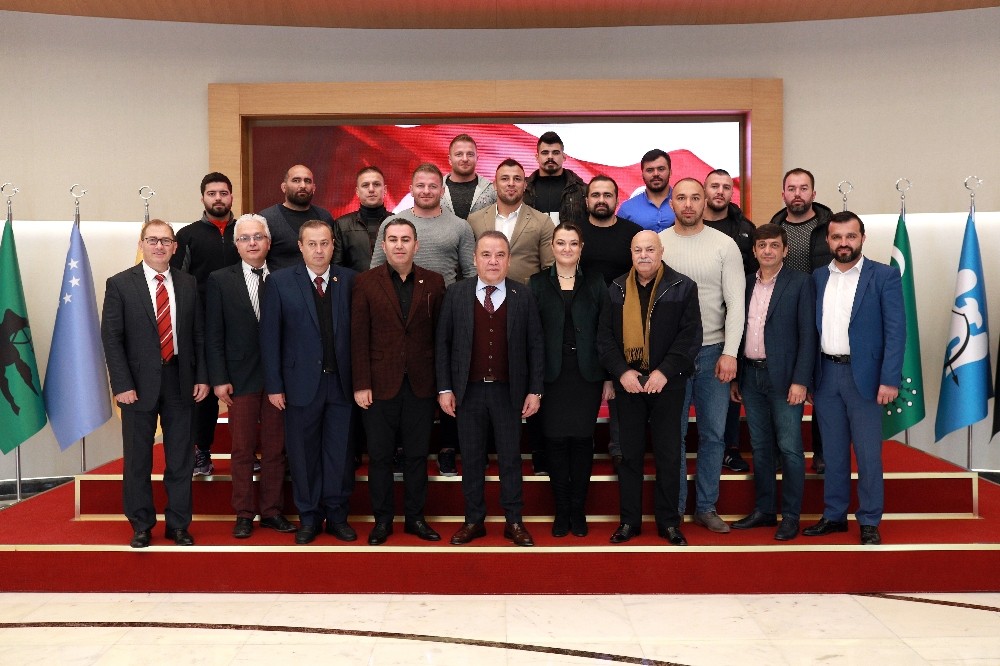 Başkan Böcek pehlivanları ağırladı 