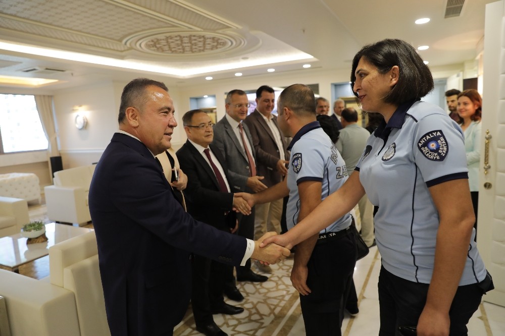 Başkan Böcek personeliyle bayramlaştı 