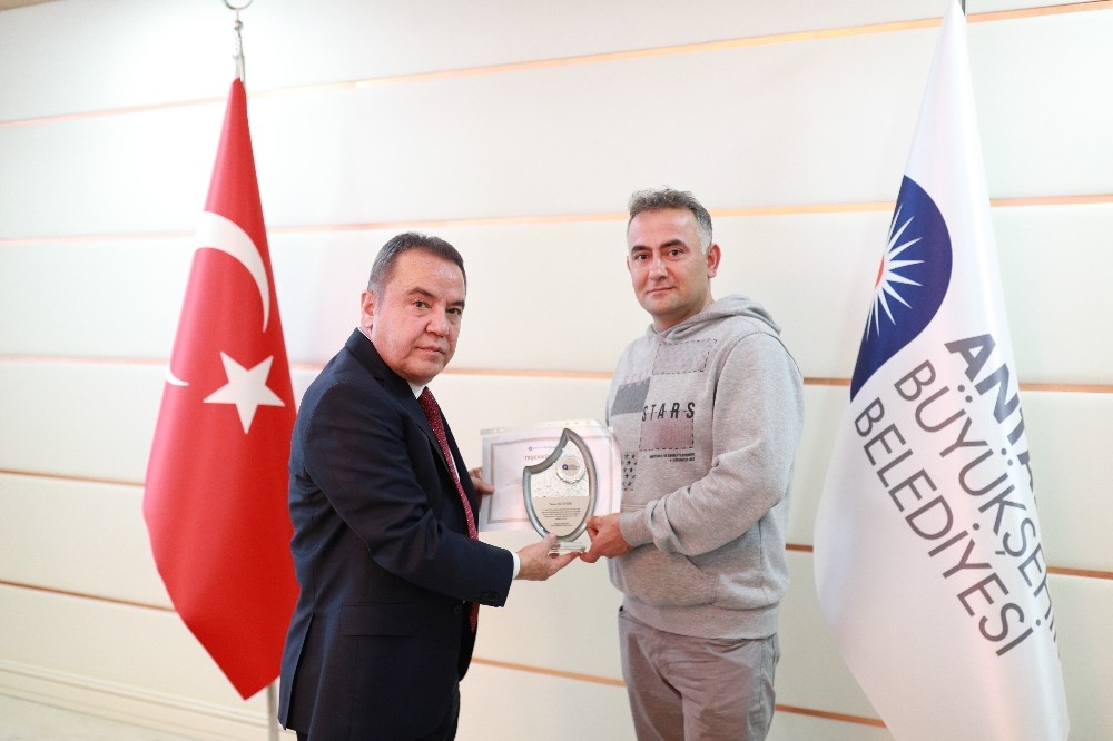 Başkan Böcek’ten Elazığ’da görev alan ekibe plaket 