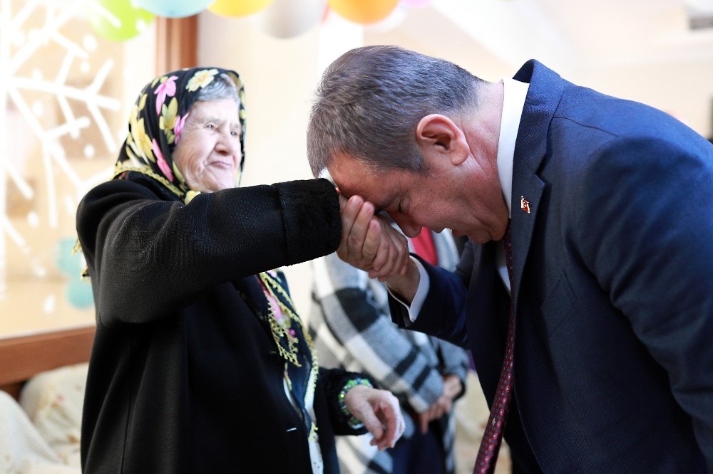 Başkan Böcek’ten huzurevi ziyareti 