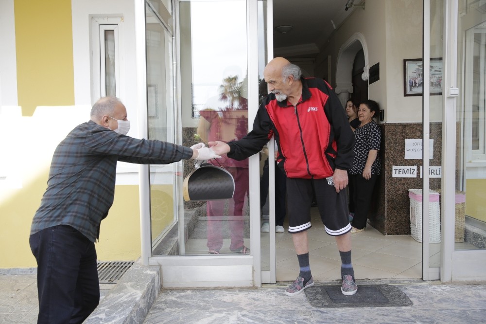 Başkan Böcek’ten Timur dedeye doğum günü sürprizi 