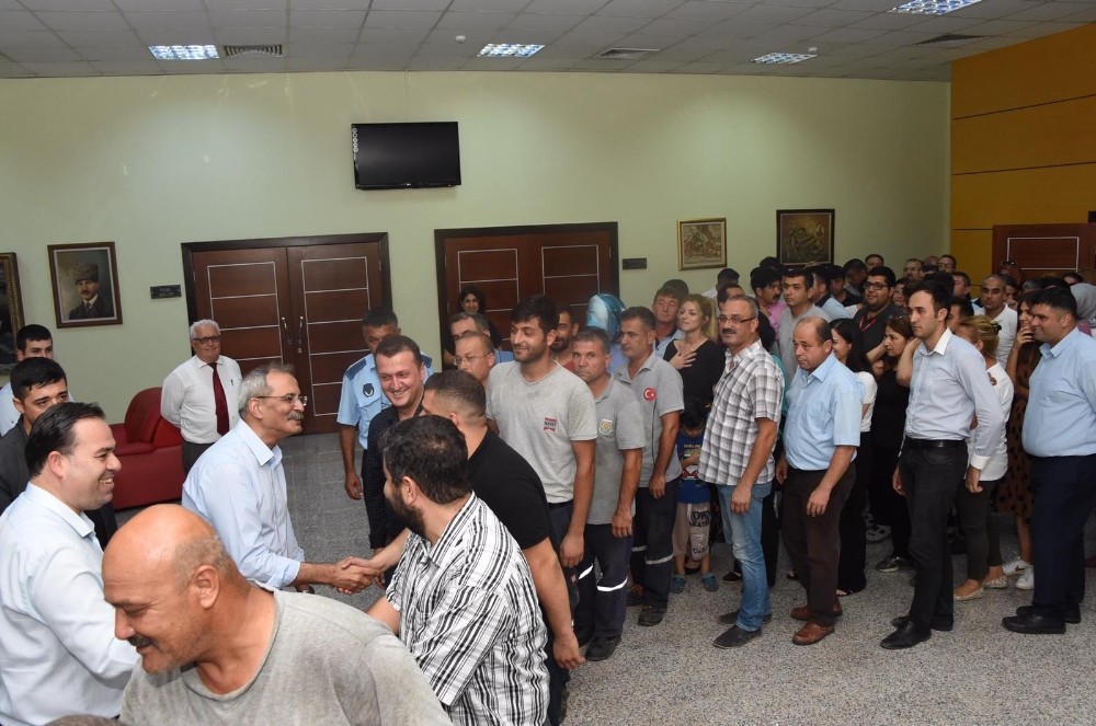 Başkan Bozdoğan, personelle bayramlaştı 