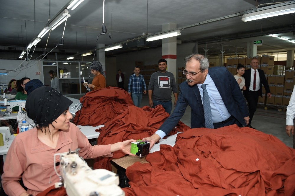 Başkan Bozdoğan’dan tarım ve tekstilde çalışan işçi kadınlara sürpriz ziyaret 