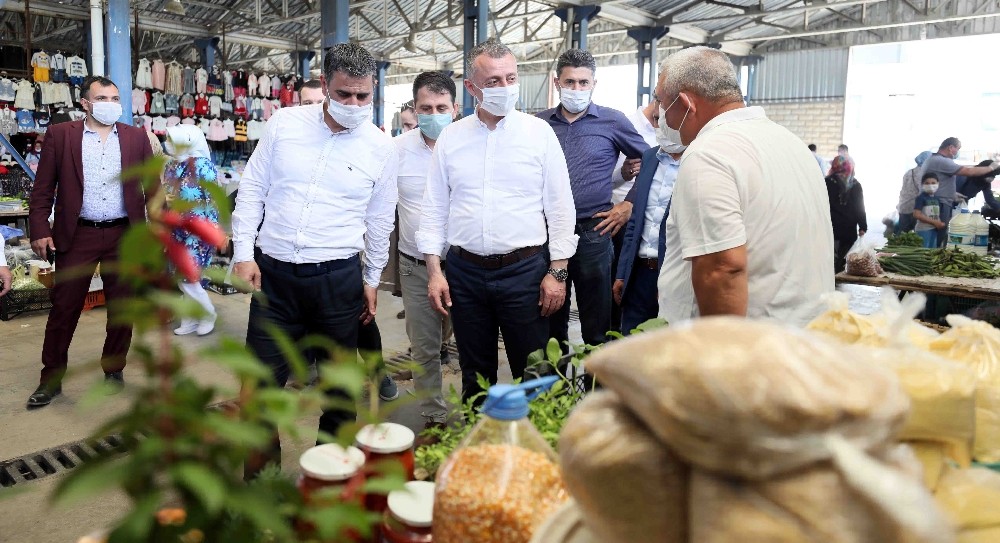 Başkan Büyükakın Kandıra pazarından alışveriş yaptı 