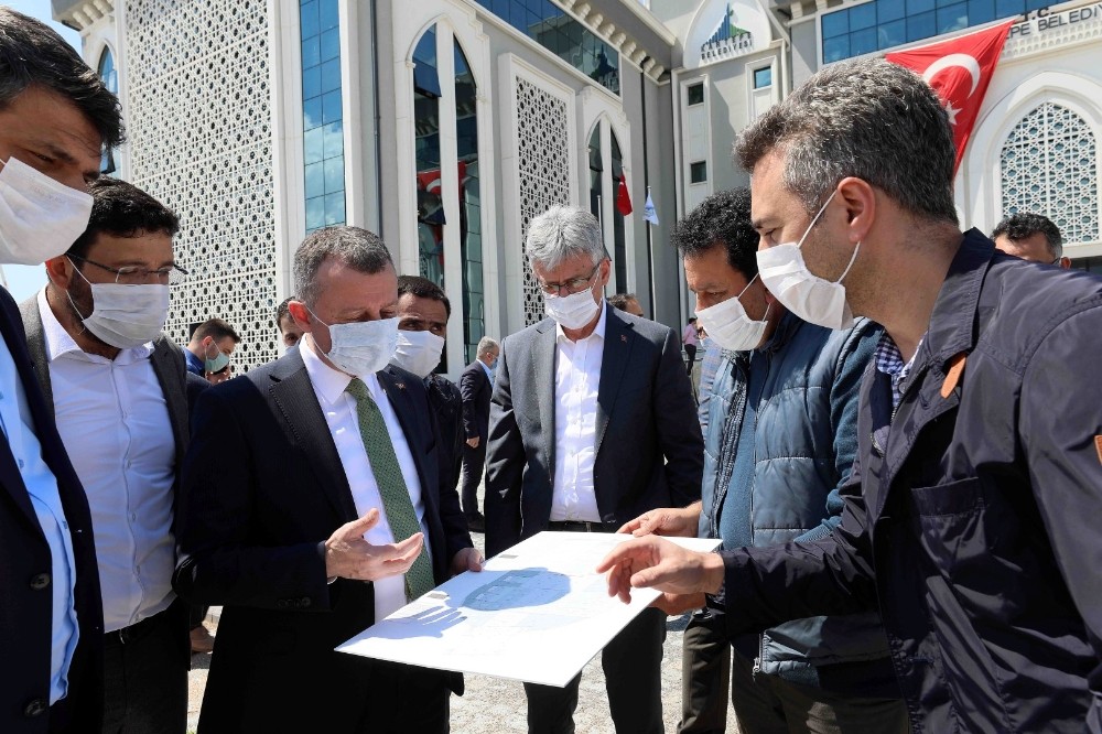 Başkan Büyükakın Kartepe Kent Meydanı’ndaki çalışmaları denetledi 