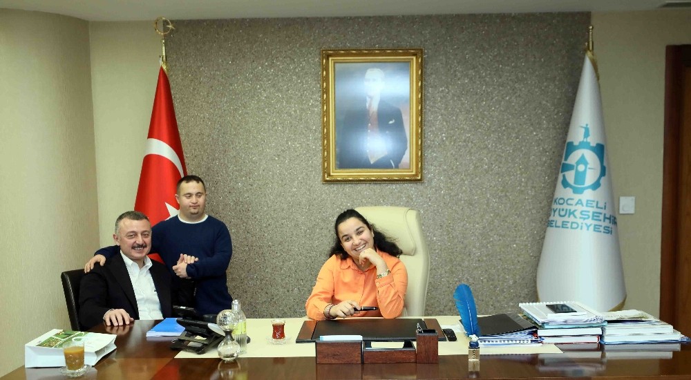 Başkan Büyükakın, koltuğunu özel öğrencilere bıraktı 