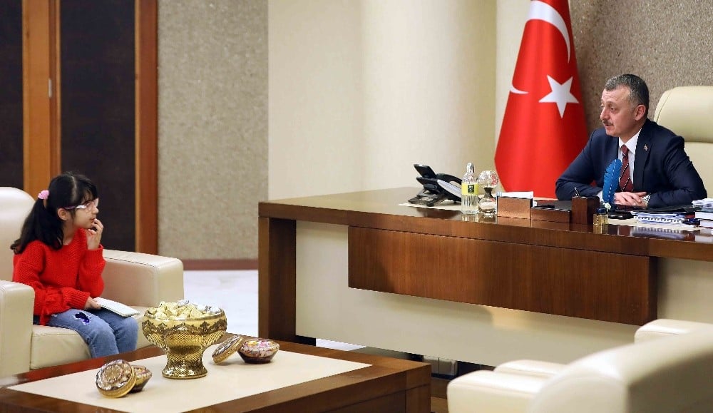 Başkan Büyükakın, minik öğrencinin çevre sorularını yanıtladı 