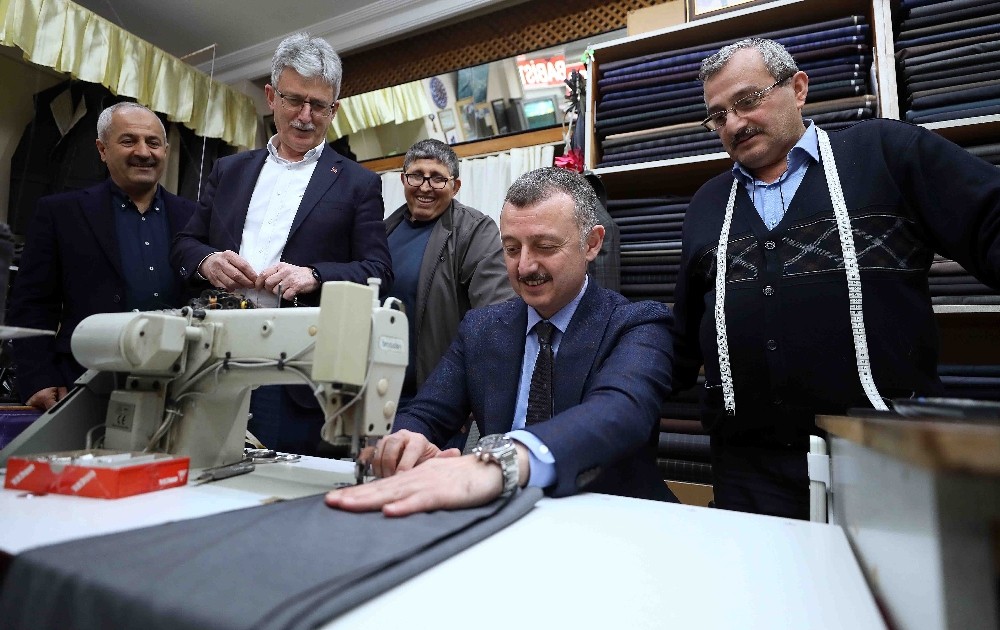 Başkan Büyükakın, terzilikte ustalığını gösterdi 