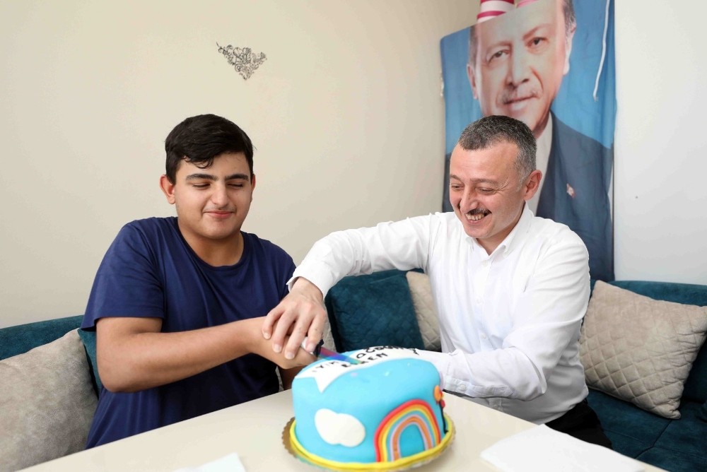 Başkan Büyükakın’dan Evren’e sürpriz doğum günü 