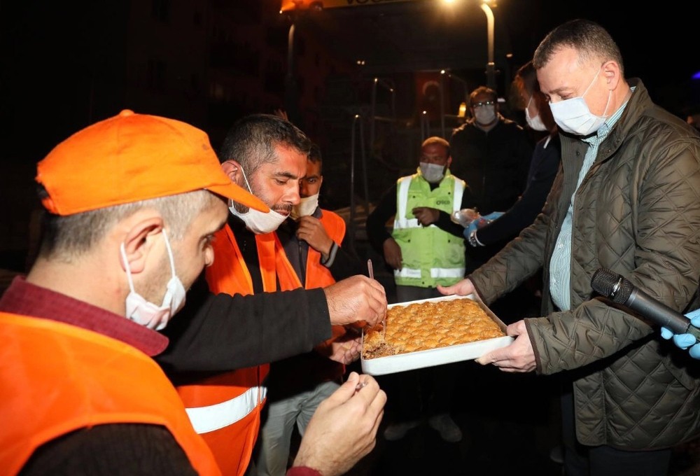 Başkan Büyükakın’dan mesaideki çalışanlara baklava ikramı 