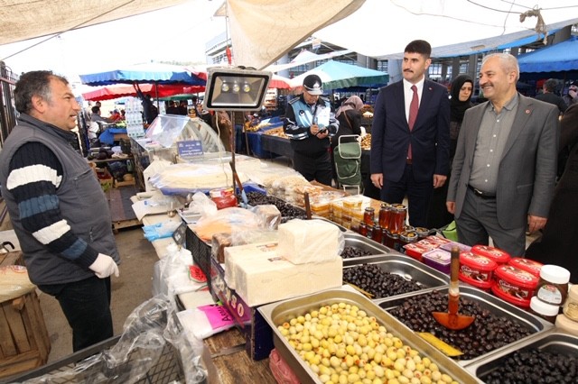Başkan Büyükgöz cuma pazarında 