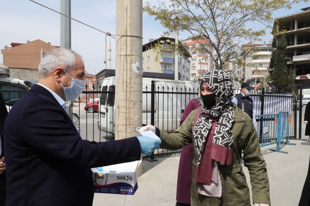 Başkan Büyükgöz semt pazarında maske ve eldiven dağıttı 