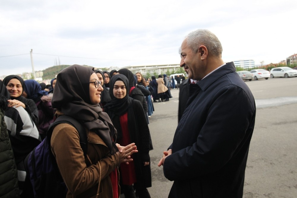 Başkan Büyükgöz, “Siz gençler bizlerin yarınlarısınız” 