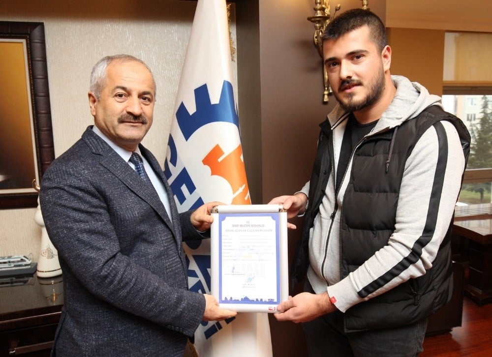 Başkan Büyükgöz yılın son iş yeri açma ruhsatını verdi 