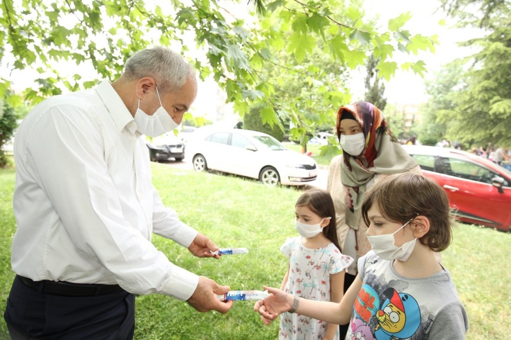 Başkan Büyükgöz’den çocuklara kitap hediye etti 