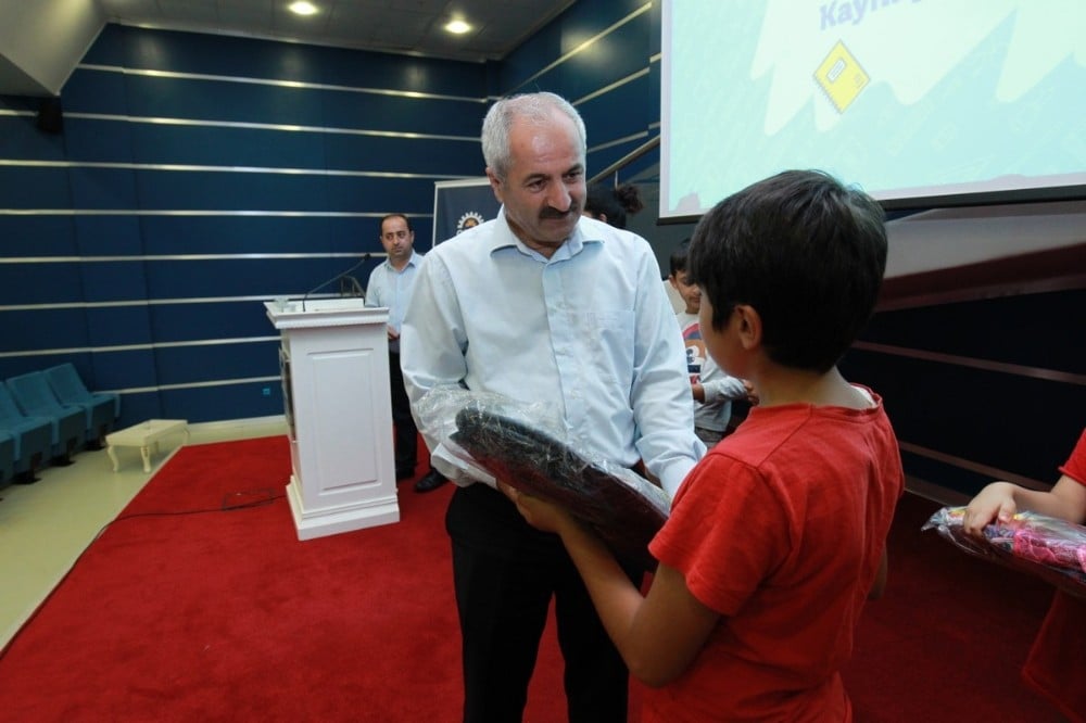 Başkan Büyükgöz’den çocuklara okul hediyesi 