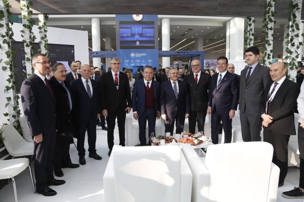 Başkan Büyükkılıç, Akıllı Şehirler ve Belediyeler Kongre ve Sergisi’nde pastırma ikram etti 