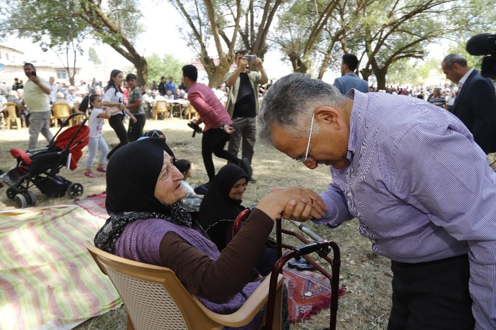 Başkan Büyükkılıç, Bünyan’ın Yağmurbeyli Mahallesi’nde yapılan şenliğe katılarak vatandaşlarla bir araya geldi 