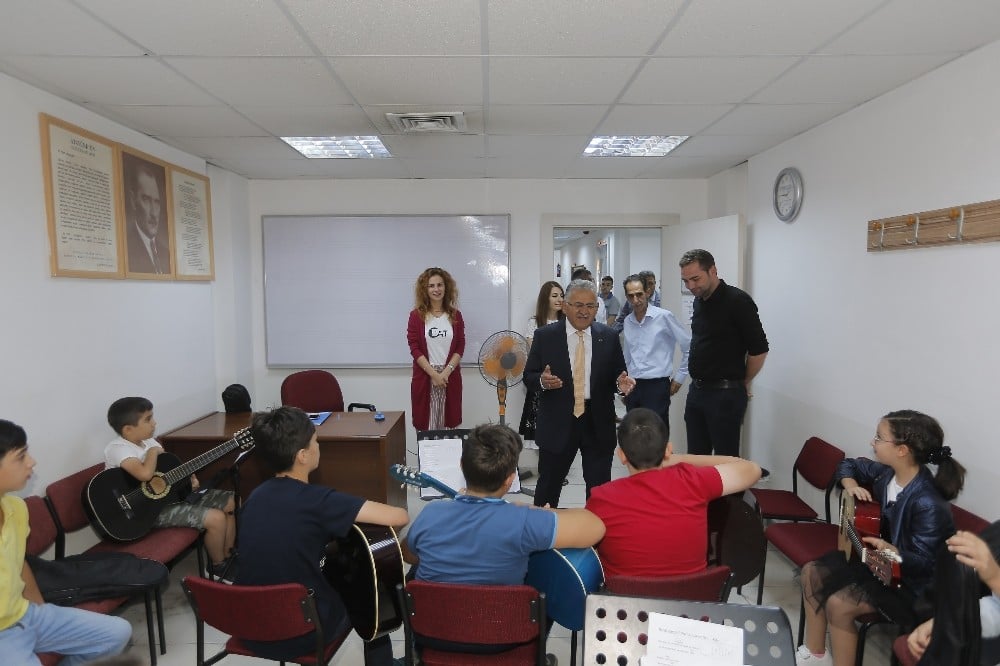 Başkan Büyükkılıç, Büyükşehir Belediyesi Konservatuvarı’nı ziyaret ederek öğrencilerle görüştü 