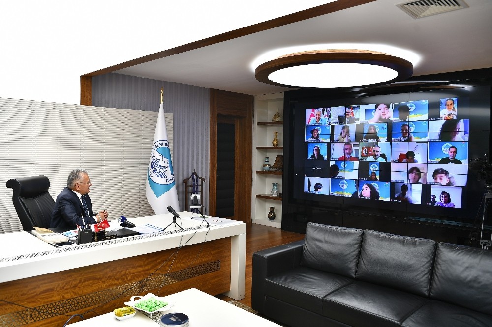 Başkan Büyükkılıç çocuklarla birlikte olmaya devam ediyor 