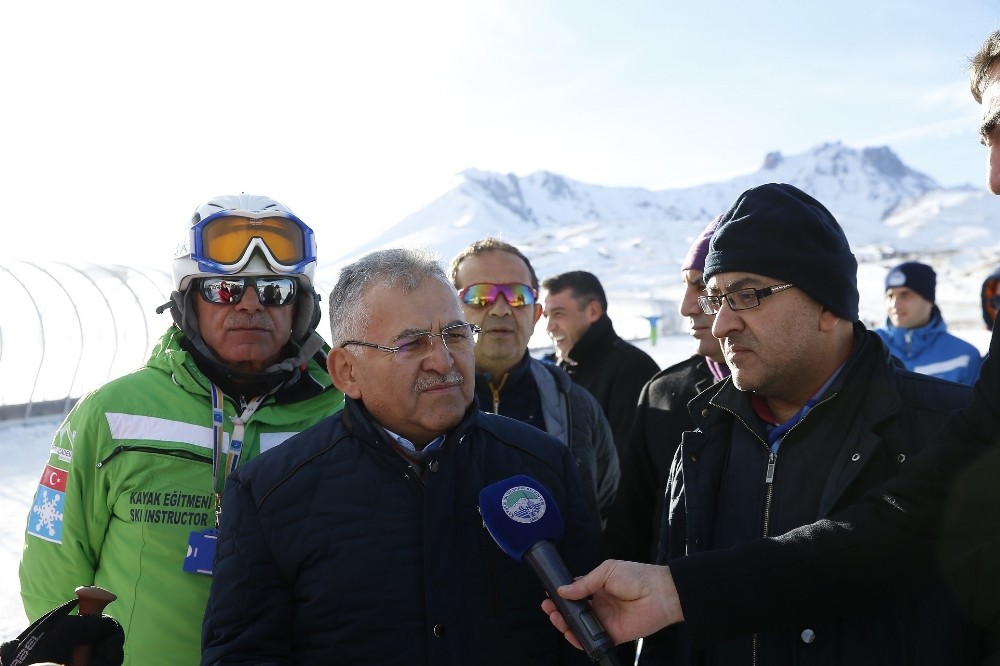 Başkan Büyükkılıç, Erciyes’e çıkarak yerli ve yabancı ziyaretçilerle görüştü 