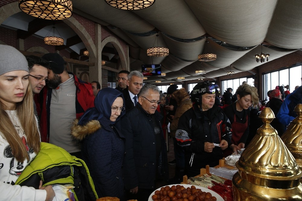 Başkan Büyükkılıç; Erciyes’e çıktı, yerli ve yabancı misafirlerle görüştü, esnafları ziyaret etti ve incelemelerde bulundu 