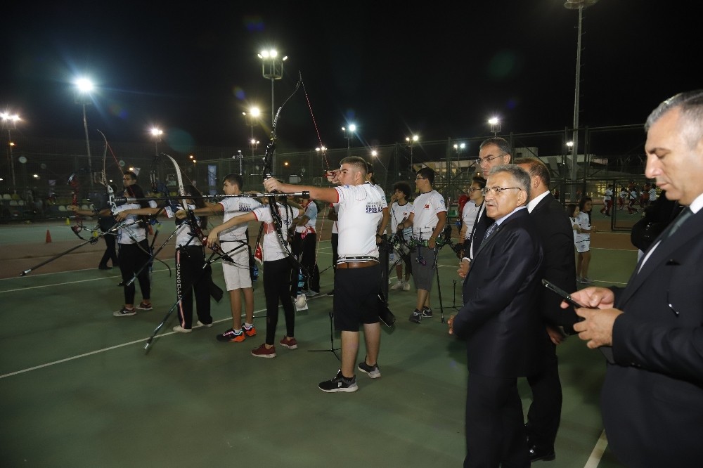 Başkan Büyükkılıç, geleceğin sporcularıyla 