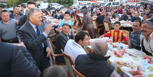 Başkan Büyükkılıç iftar sofrasında Büyükkılıç iftarı vatandaşlarla açtı