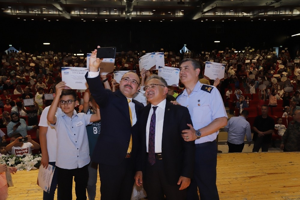 Başkan Büyükkılıç, KAYMEK yaz kurslarının sertifika törenine katıldı 