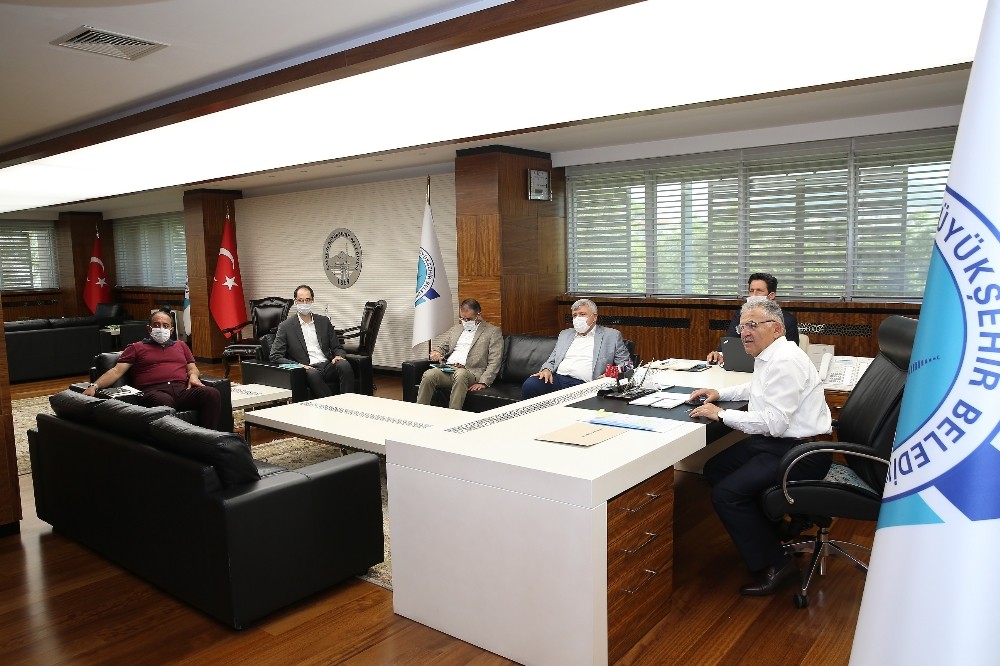 Başkan Büyükkılıç projelerle ilgili değerlendirme toplantısı yaptı 