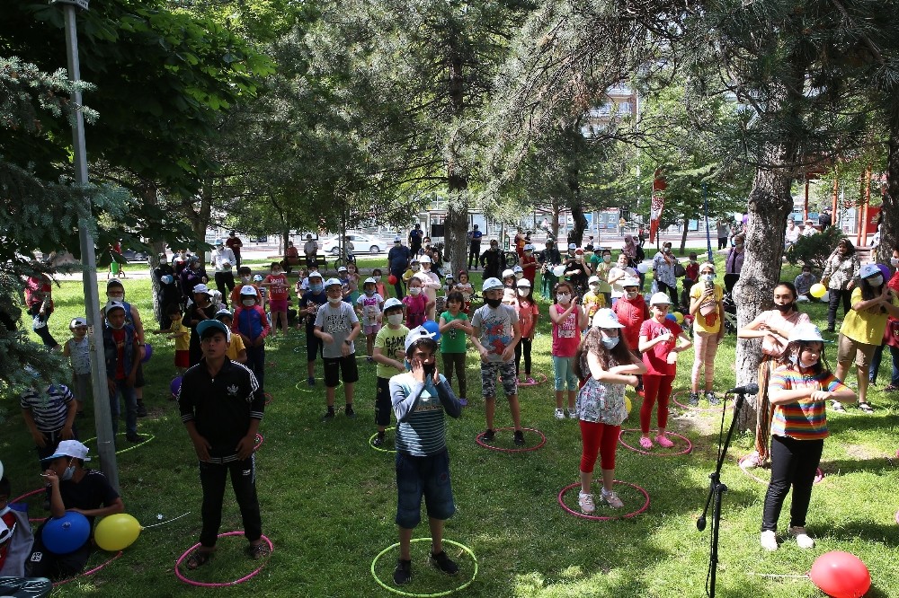 Başkan Büyükkılıç, sokağa çıkma kısıtlaması kaldırılan çocuklarla buluştu 